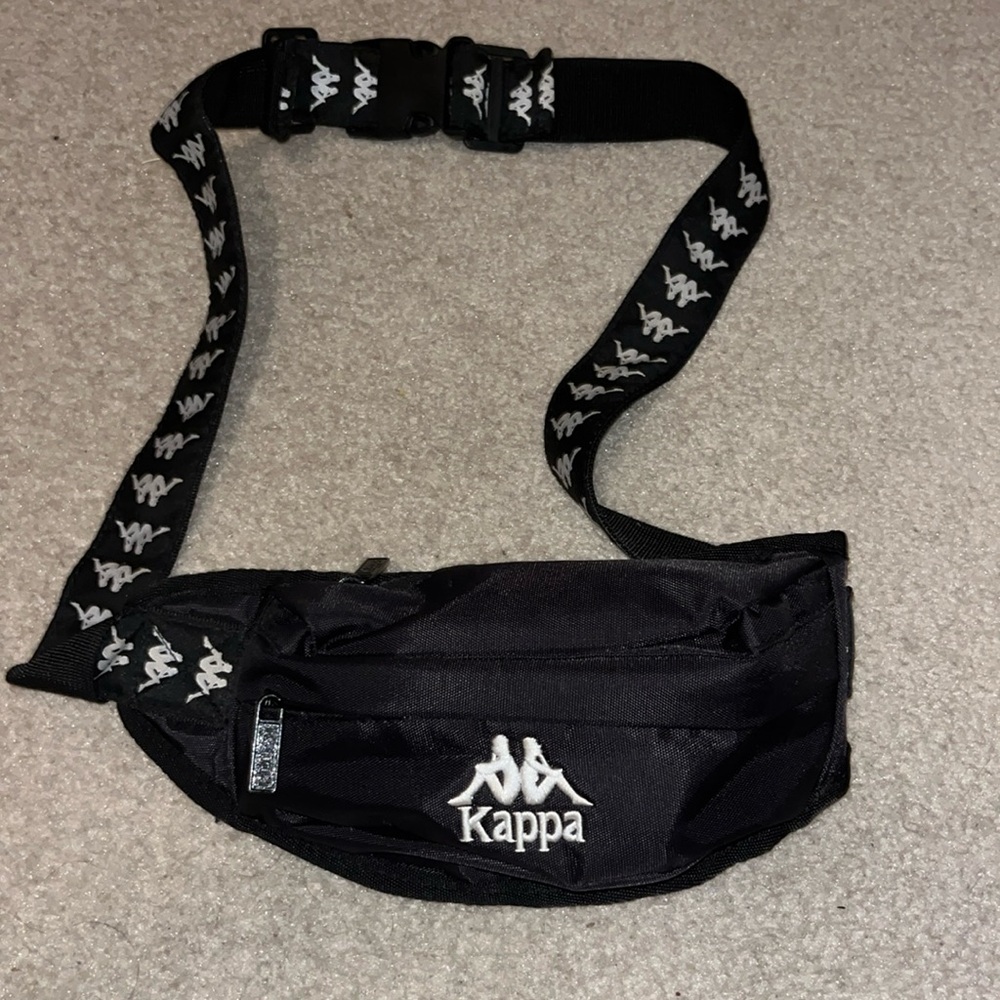 *READ* Lightly used Kappa bag with 1 zipper track missing, still works